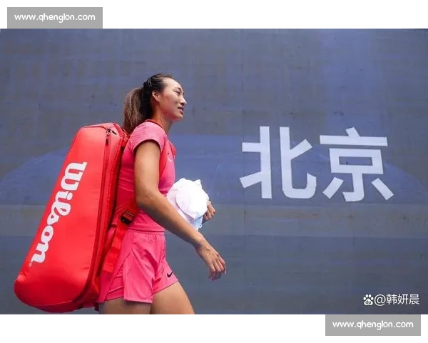 郑钦文赠阿尔卡拉斯 Labubu：温网训练场暖心互动，潮玩跨界点燃网坛友谊